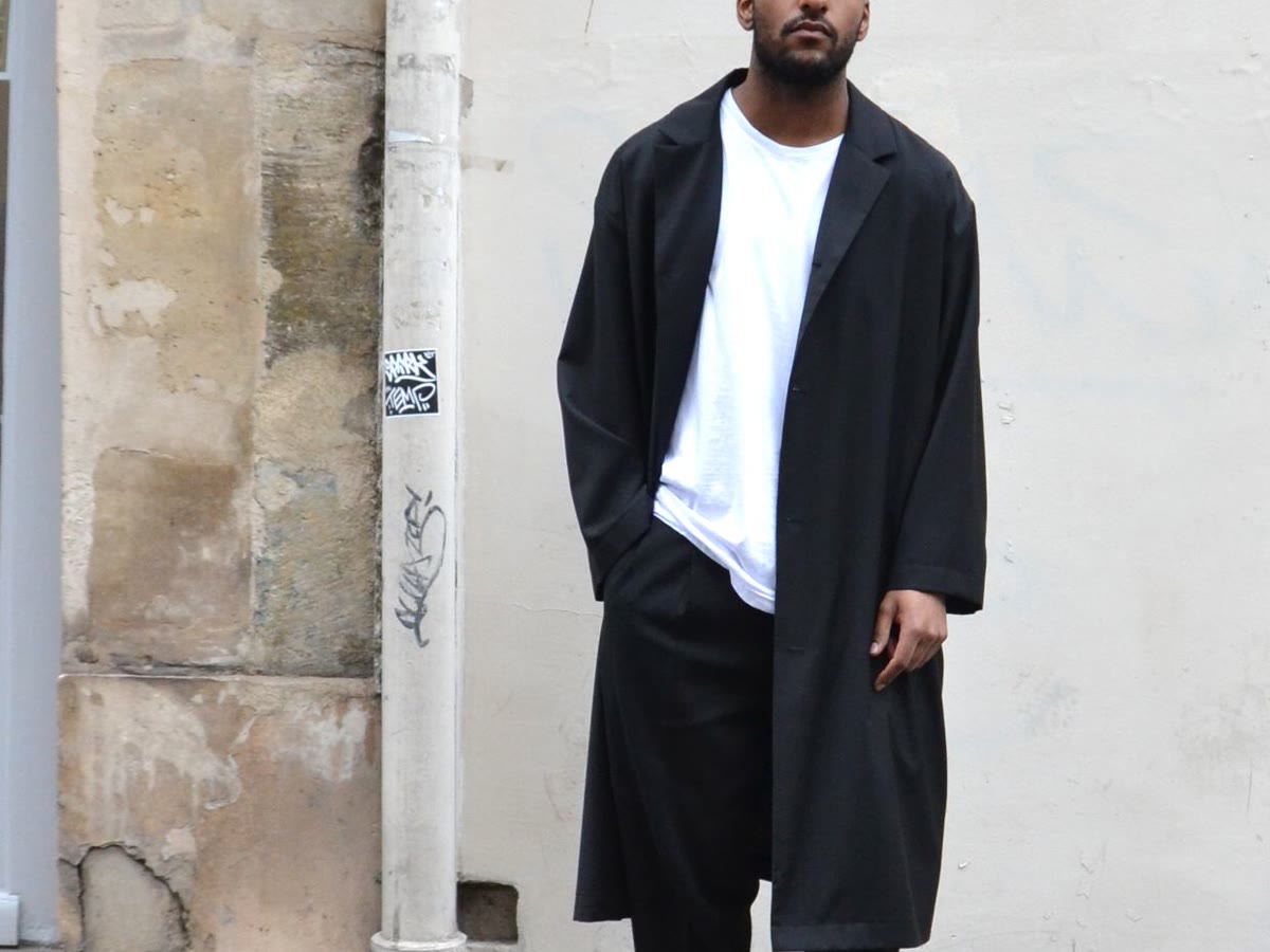 Minimal black menswear outfit for a minimalist clothing brands guide