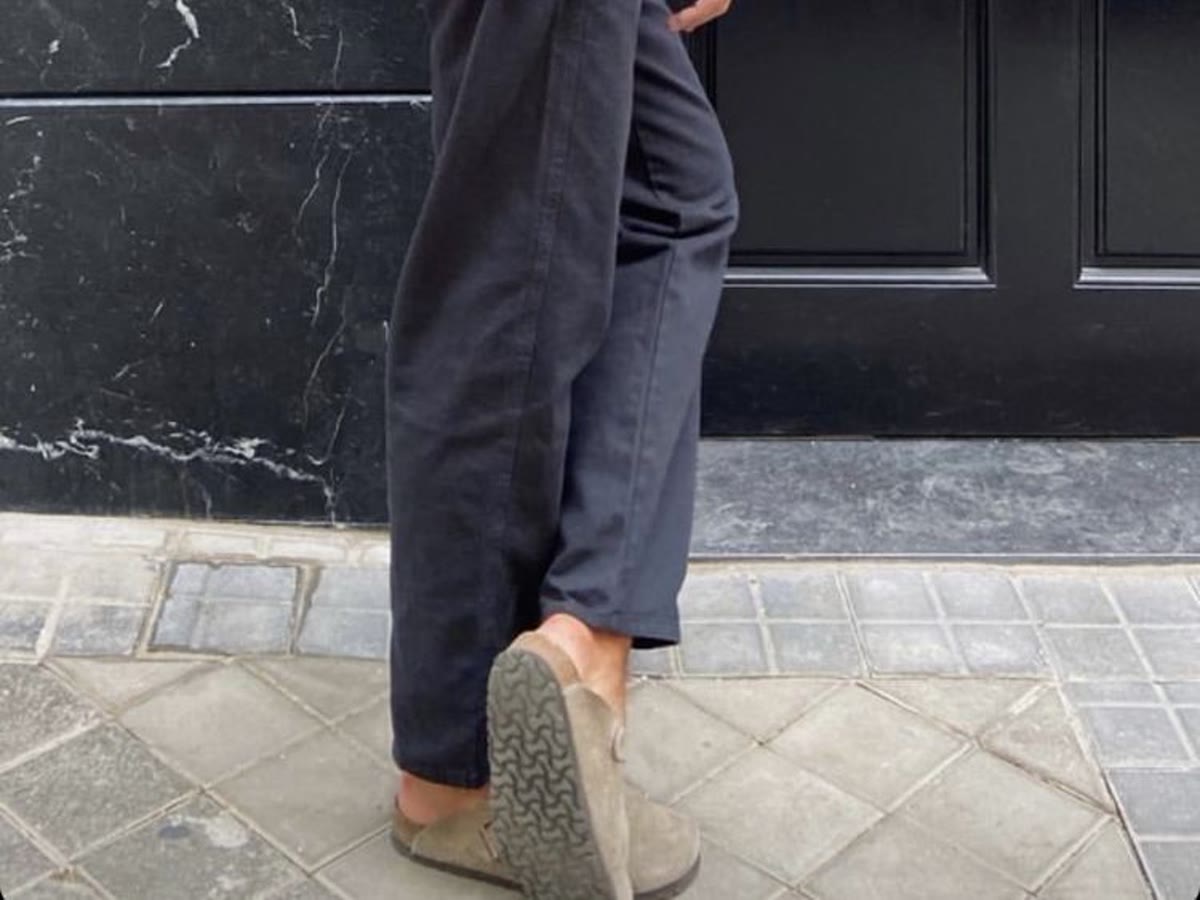 Summer outfit with Birkenstock clogs for a shorts and footwear guide